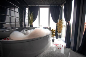 Your Throne pool & jacuzzi